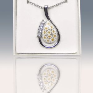 lovely teardrop-shaped necklace with a bouquet of white daisies in the middle, made with the millefiori technique