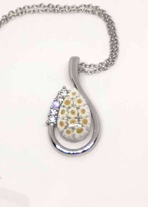 Detail of lovely teardrop-shaped necklace with a bouquet of white daisies in the middle, made with the millefiori technique