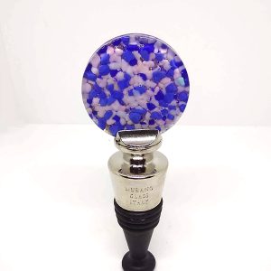 Wine stopper with a circular decoration on top made in white and cerulean blue Murano glass pebbles.