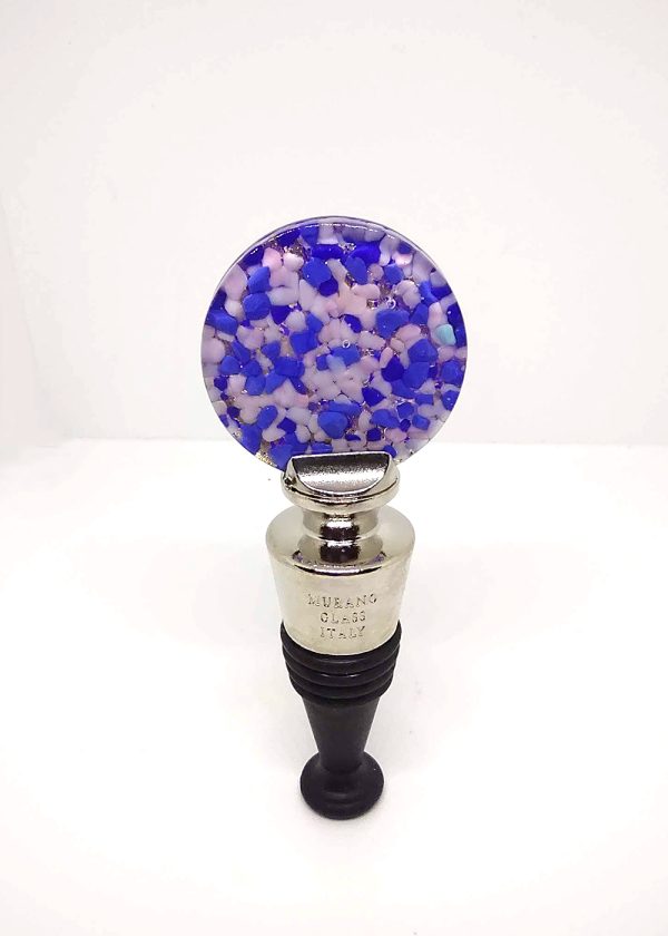 Wine stopper with a circular decoration on top made in white and cerulean blue Murano glass pebbles.